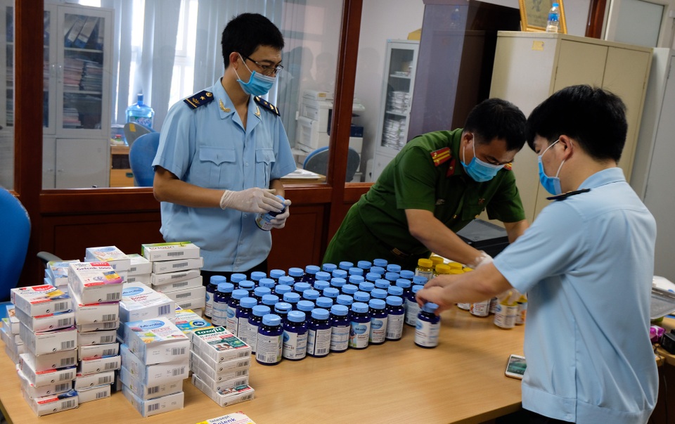Hà Nội: Bắt vụ vận chuyển 43.000 viên ma túy tổng hợp - 3 Hà Nội: Bắt vụ vận chuyển 43.000 viên ma túy tổng hợp - 3