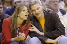 Bạn trai cũ của Elizabeth Hurley tự vẫn