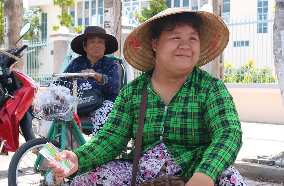 Rớt nước mắt nhìn cảnh đời 2 bà cháu hắt hiu mưu sinh trên hè phố! - 3 Rớt nước mắt nhìn cảnh đời 2 bà cháu hắt hiu mưu sinh trên hè phố! - 3