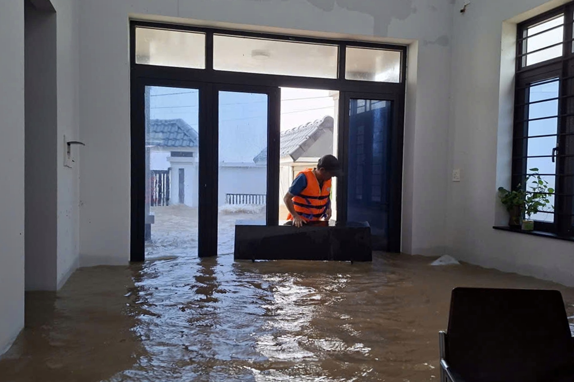 Lũ dâng ngang mái nhà, Phó Thủ tướng trực tiếp chỉ đạo cứu dân - 8 Lũ dâng ngang mái nhà, Phó Thủ tướng trực tiếp chỉ đạo cứu dân - 8