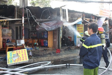 Đốt rác gây cháy lan 3 căn nhà, giao thông ùn tắc nghiêm trọng