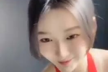 Cô gái xinh đẹp sở hữu cơ bắp cuồn cuộn gây choáng