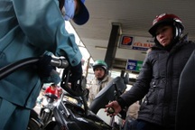 Thứ trưởng Bộ Công thương: “Chiều nay sẽ giảm giá xăng dầu”