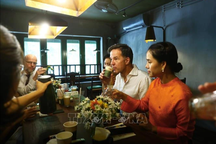 Thủ tướng Hà Lan Mark Rutte thưởng thức trà giữa lòng Hà Nội