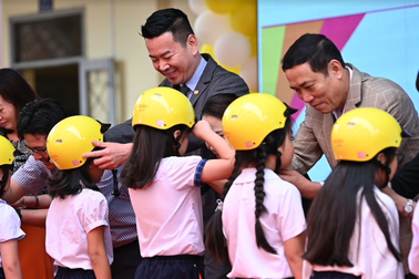Hơn 600 học sinh tiểu học được tặng mũ bảo hiểm đạt chuẩn