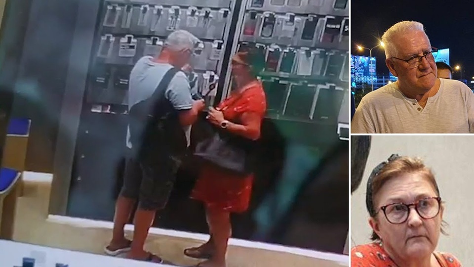 Giả vờ xem hàng, khách nước ngoài thó món đồ trong chớp mắt - 2 Giả vờ xem hàng, khách nước ngoài thó món đồ trong chớp mắt - 2