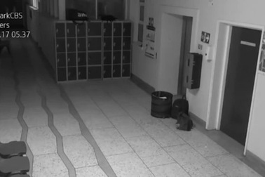 Video xôn xao cảnh "bóng ma" phá hoại trường học Ireland