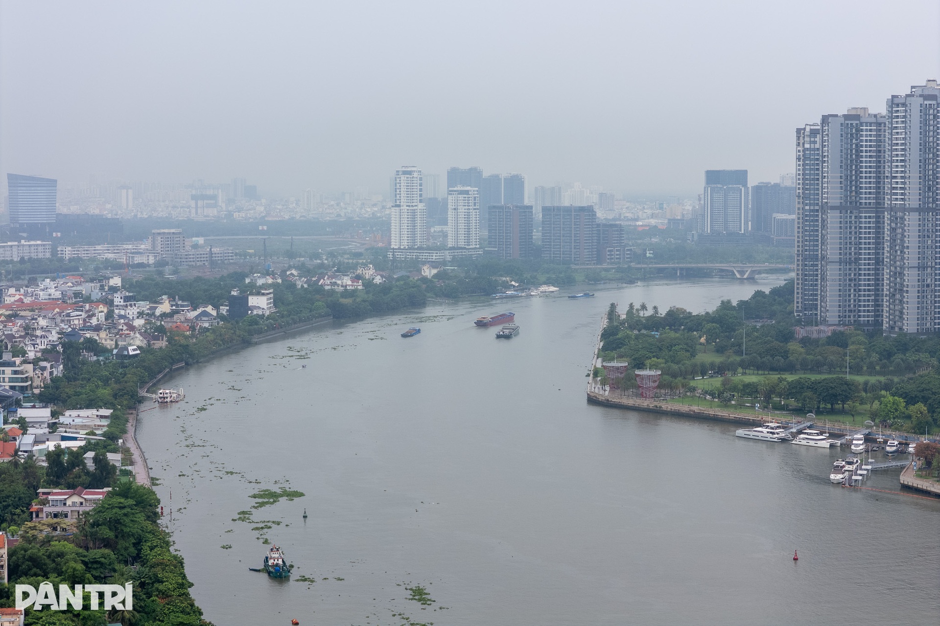 TPHCM mưa dầm từ sáng sớm, đường phố vắng vẻ lạ thường - 12