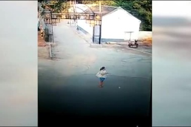 Cô gái bị ô tô tông văng vì đứng giữa đường sử dụng điện thoại di động