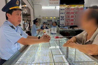 Xử phạt 2 tiệm vàng gia công, bán trang sức giả mạo nhãn hiệu Chanel