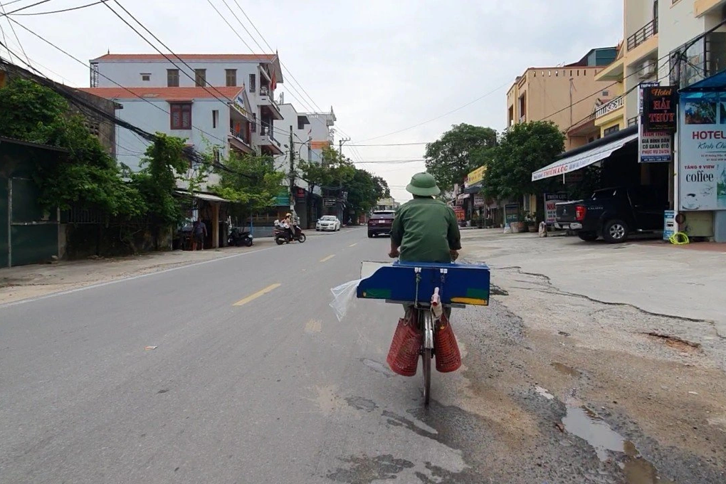 Cựu chiến binh một chân, 35 năm đạp xe bán món quà tuổi thơ - 7 Cựu chiến binh một chân, 35 năm đạp xe bán món quà tuổi thơ - 7
