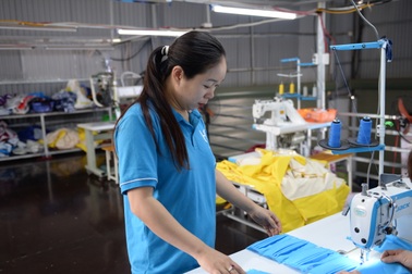 Đôi vợ chồng sản xuất 40.000 chiếc khẩu trang để phát miễn phí