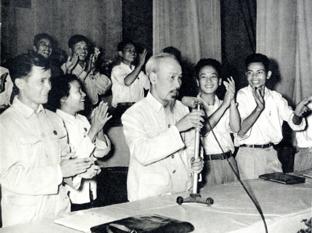 Vận dụng quan điểm của Chủ tịch Hồ Chí Minh về đào tạo, bồi dưỡng cán bộ, công chức trong giai đoạn hiện nay - 1
