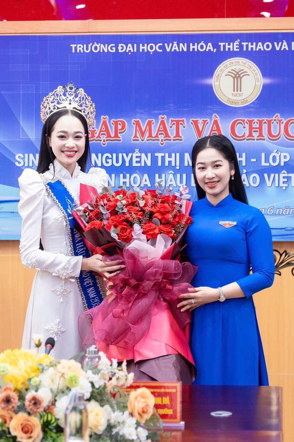 Hoa hậu Nguyễn Thị Mỹ Linh về thăm trường sau khi đăng quang - 2 Hoa hậu Nguyễn Thị Mỹ Linh về thăm trường sau khi đăng quang - 2