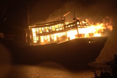 Ngư dân bất lực nhìn tàu cá 4 tỷ đồng cháy thành tro