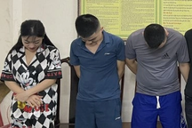 7 nam, 1 nữ "phê" ma túy trên ô tô