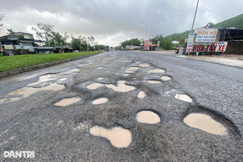 Cao tốc chưa thể thông xe, quốc lộ chằng chịt ổ gà sau mưa lũ - 1 Cao tốc chưa thể thông xe, quốc lộ chằng chịt ổ gà sau mưa lũ - 1