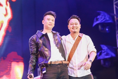 Ngũ Cung phấn khích và bùng nổ với Nguyễn Đức Cường trên sân khấu