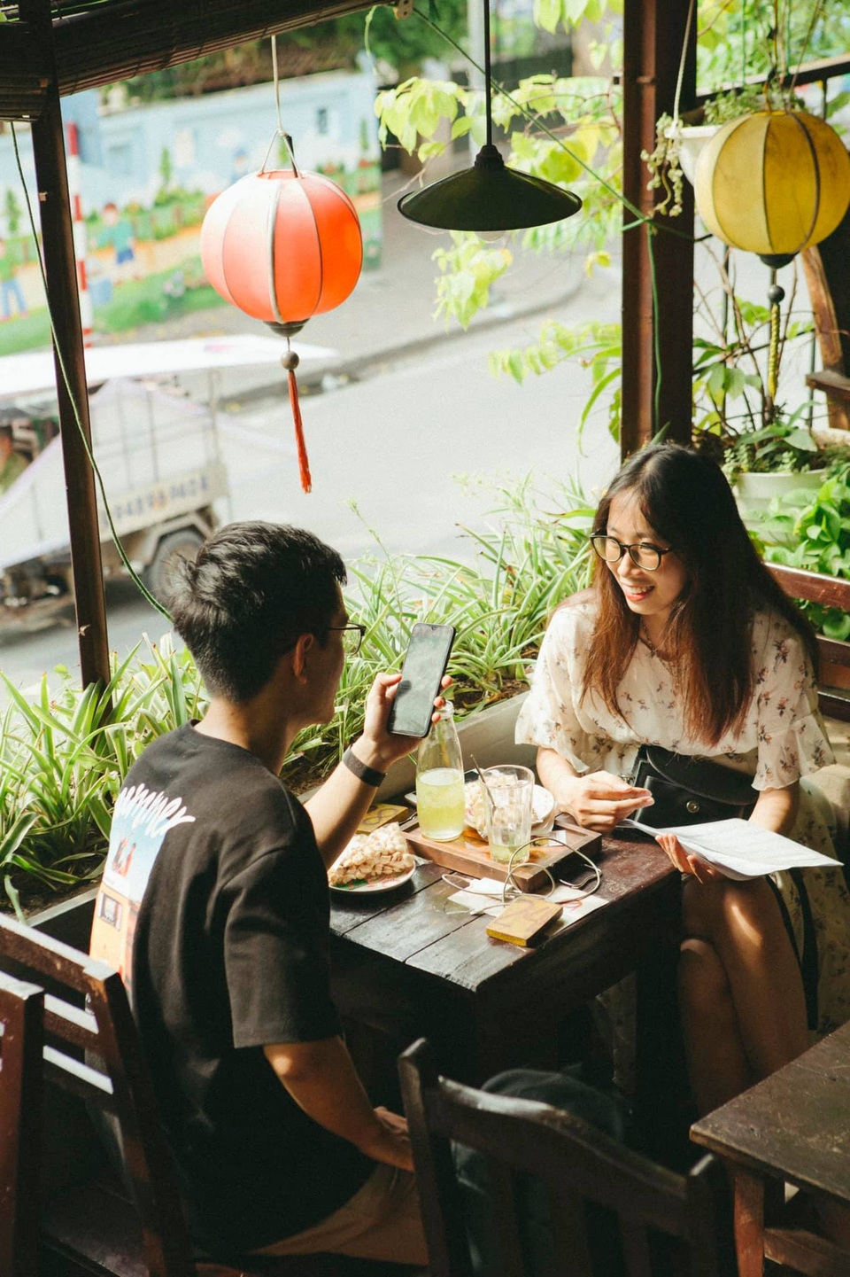 Quán cà phê ở khu tập thể cũ, cất giữ khoảng trời tuổi thơ của bao người - 3 Quán cà phê ở khu tập thể cũ, cất giữ khoảng trời tuổi thơ của bao người - 3