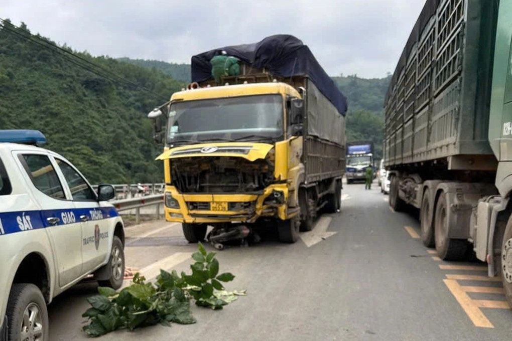 Lao xe vun vút đối đầu xe tải, 2 thiếu niên 14 tuổi tử nạn - 1 Lao xe vun vút đối đầu xe tải, 2 thiếu niên 14 tuổi tử nạn - 1
