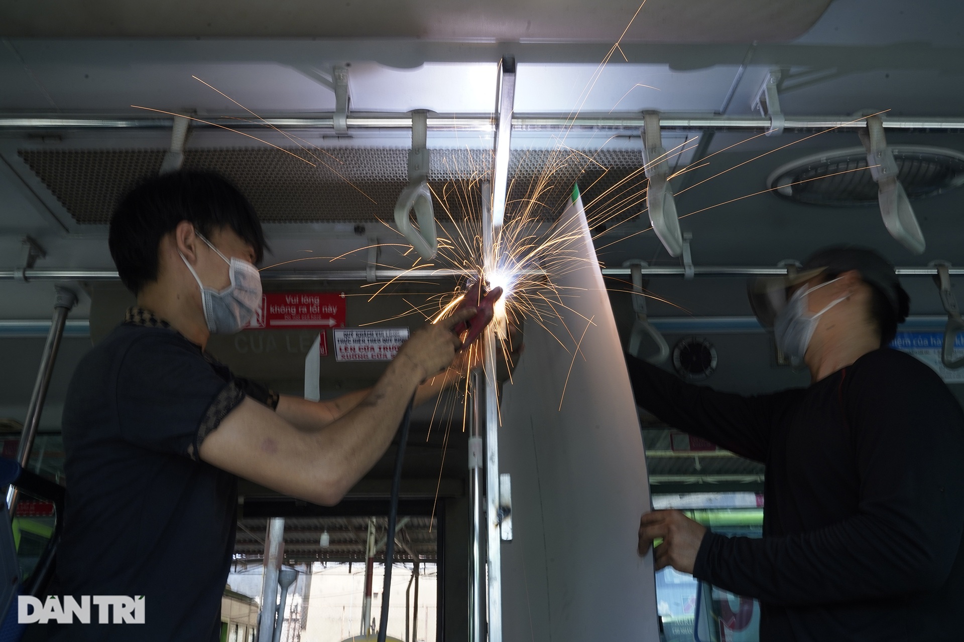 Tài xế xe buýt ở TPHCM một mình một ngựa xông pha chống dịch Covid-19 - 1 Tài xế xe buýt ở TPHCM một mình một ngựa xông pha chống dịch Covid-19 - 1