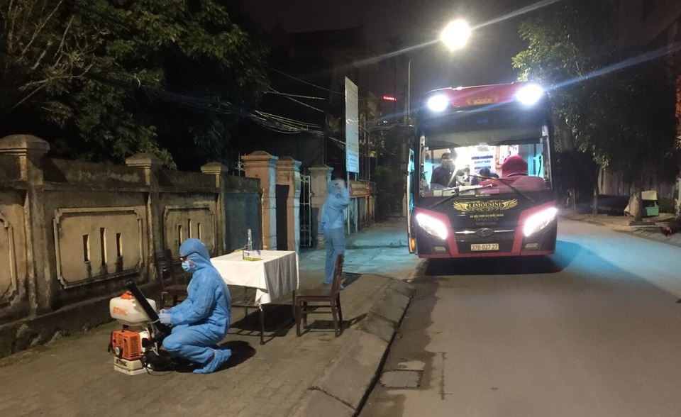 Nghệ An phong tỏa xe chở 22 sinh viên FPT, yêu cầu cách ly ngay - 3 Nghệ An phong tỏa xe chở 22 sinh viên FPT, yêu cầu cách ly ngay - 3