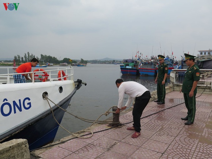 Người dân miền Trung khẩn trương chuẩn bị ứng phó bão số 6 - Ảnh 2.