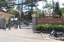 Đang khâu vết thương cho bệnh nhân, bác sỹ bị đánh thủng màng nhĩ