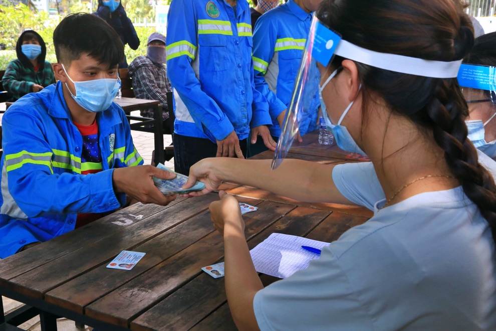 Hà Nội: Hoàn tất chi trả 4,3 tỷ đồng tiền nợ lương công nhân môi trường - 2 Hà Nội: Hoàn tất chi trả 4,3 tỷ đồng tiền nợ lương công nhân môi trường - 2