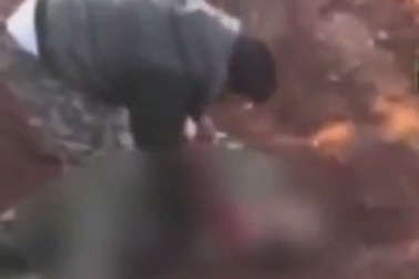 Sốc với video "quân nổi dậy Syria moi, ăn tim binh sỹ chính phủ"