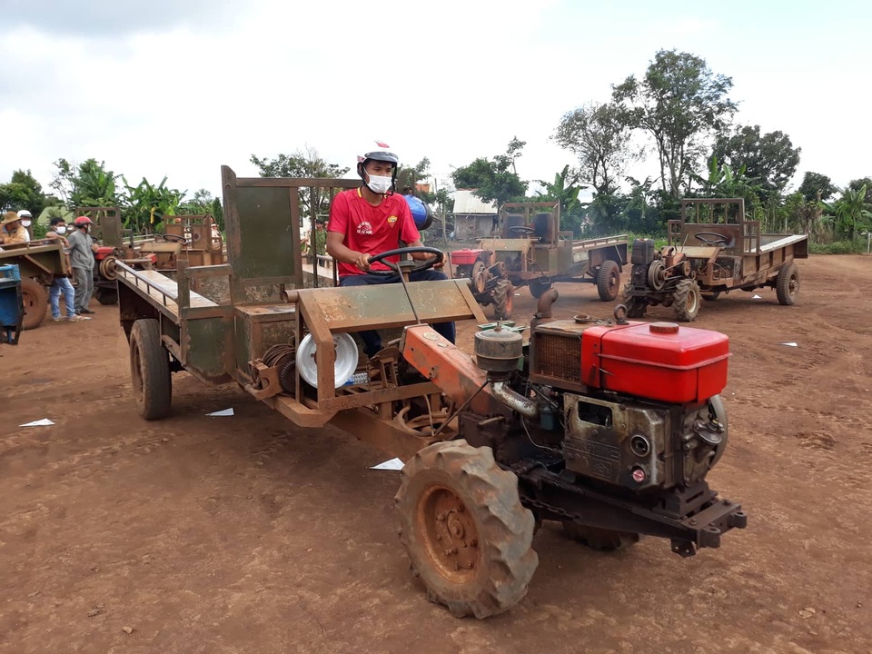 Hàng trăm người dân lái xe công nông đi gắn biển phản quang - 6 Hàng trăm người dân lái xe công nông đi gắn biển phản quang - 6