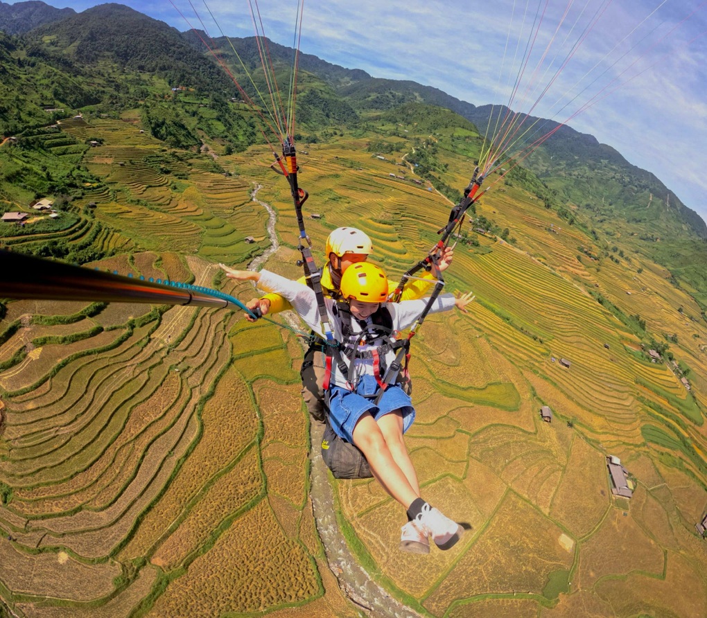 Khách đổ về Mù Cang Chải ngắm ruộng lúa chín, nhiều homestay cháy phòng - 1