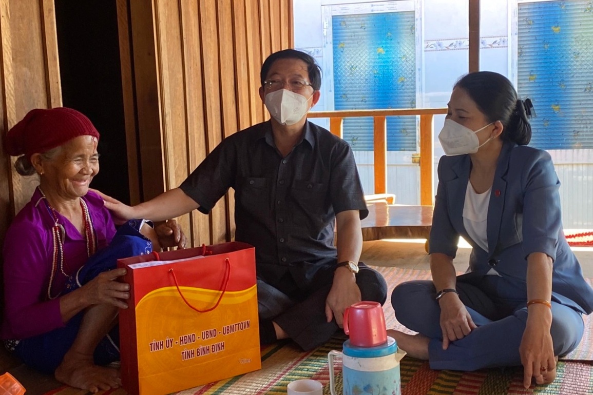 Bí thư Tỉnh ủy Bình Định tặng quà Tết đồng bào khó khăn - 2 Bí thư Tỉnh ủy Bình Định tặng quà Tết đồng bào khó khăn - 2