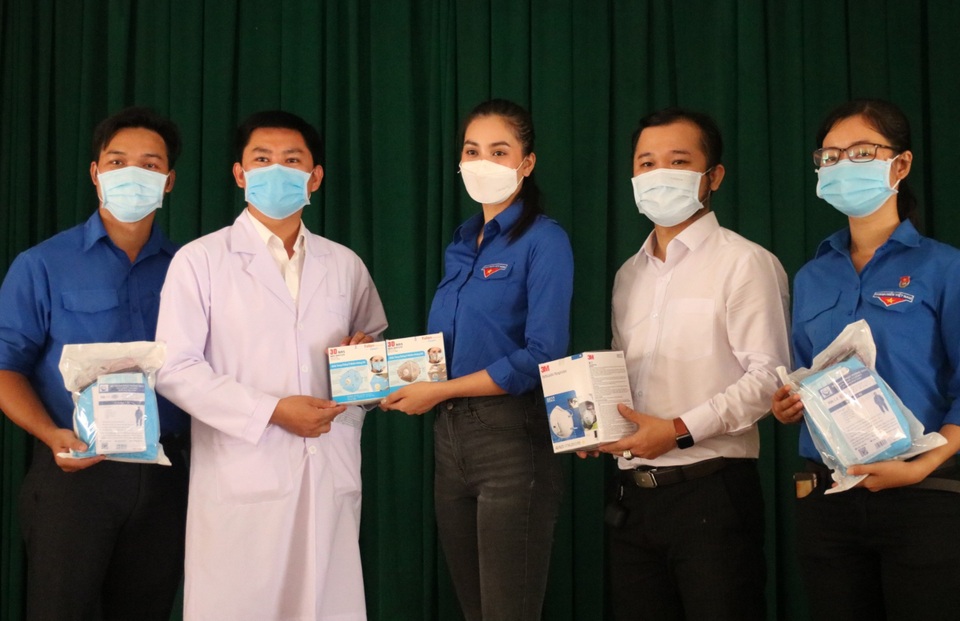 Hoa hậu Trần Tiểu Vy đến thăm, tặng quà tại bệnh viện dã chiến Củ Chi - 1 Hoa hậu Trần Tiểu Vy đến thăm, tặng quà tại bệnh viện dã chiến Củ Chi - 1