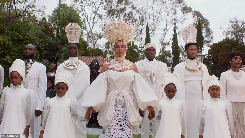 Beyonce gây sốt với hình ảnh đẹp “mãn nhãn” trong album visual mới - 8 Beyonce gây sốt với hình ảnh đẹp “mãn nhãn” trong album visual mới - 8