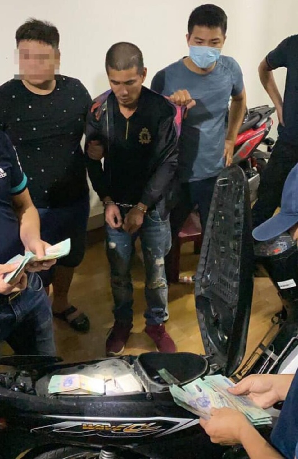 Hà Nội: Bắt tên trộm hụt xe máy chứa hơn 200 triệu trong cốp xe - 1