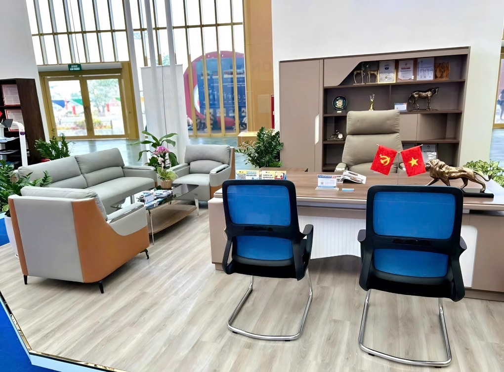 Chiêm ngưỡng ghế The One cao 2,5m của gian hàng Nội thất The One tại Triển lãm A80 - 3 Chiêm ngưỡng ghế The One cao 2,5m của gian hàng Nội thất The One tại Triển lãm A80 - 3