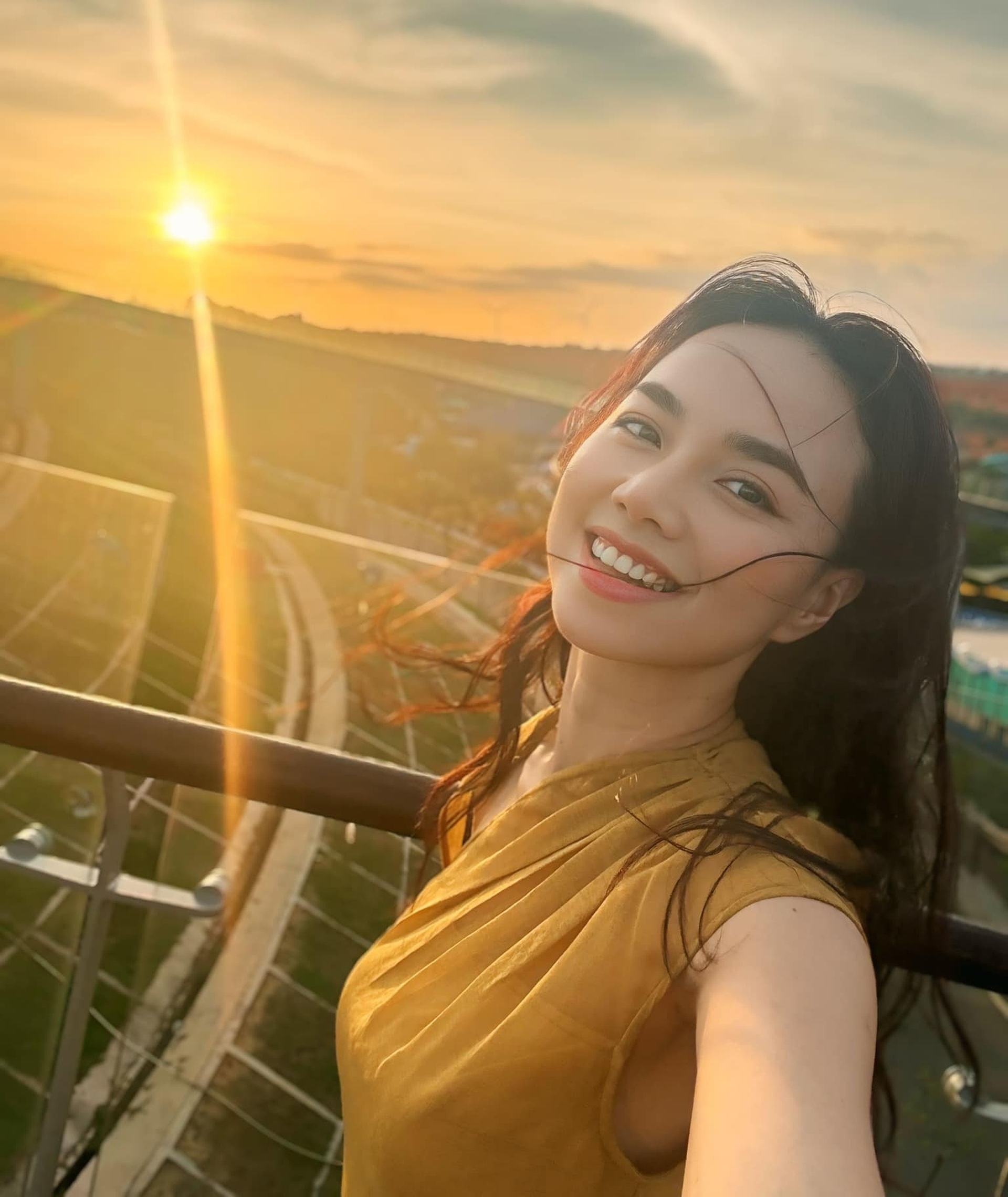 Đinh Ngọc Diệp: Từng là Hoa khôi Tây Đô, giờ viên mãn bên đạo diễn trăm tỷ - 2 Đinh Ngọc Diệp: Từng là Hoa khôi Tây Đô, giờ viên mãn bên đạo diễn trăm tỷ - 2