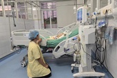 Mẹ quỳ bên giường bệnh khẩn cầu cứu con 11 tháng tuổi bỏng nặng