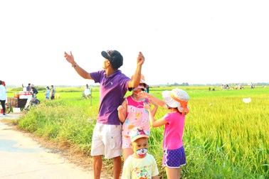 Phụ huynh cùng học sinh ra đồng thả diều giữa dịch Covid-19