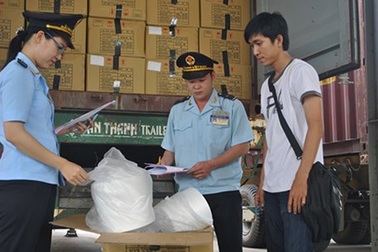 Kiểm tra một thỏi son môi tốn… 2 triệu đồng