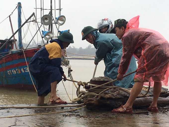 Lực lượng chức năng Quảng Trị giúp dân chằng chống nhà cửa, sơ tán ứng phó cơn bão số 13 - Ảnh 3.