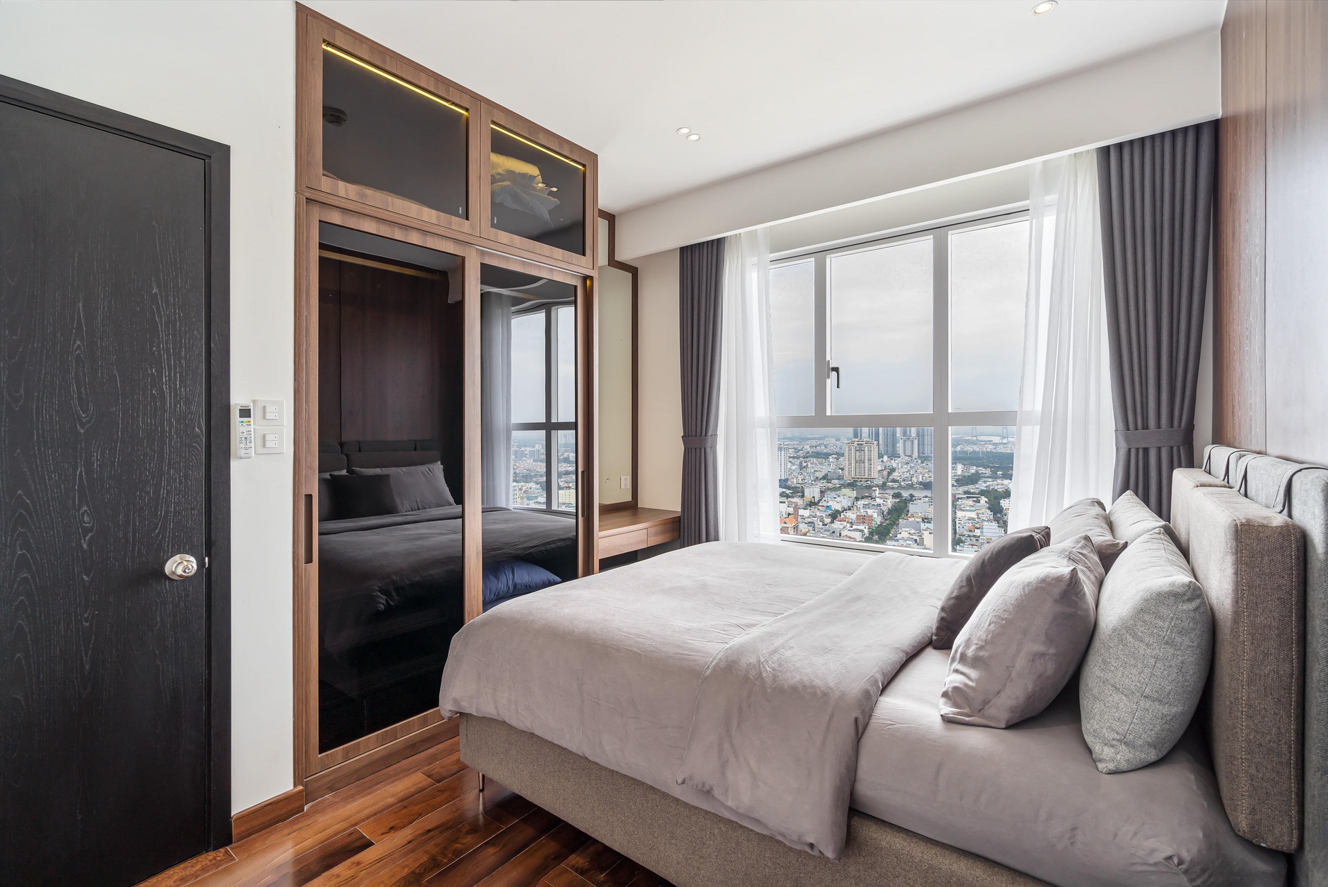 Căn hộ 115 m2 lạ mắt với nội thất tông màu đen chủ đạo - 12 Căn hộ 115 m2 lạ mắt với nội thất tông màu đen chủ đạo - 12