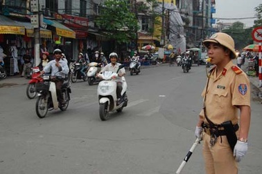Hà Nội: Thí điểm CSGT trở lại dùng… mũ cối