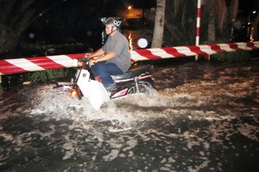 TPHCM: Đường lại thành “sông” vì triều cường