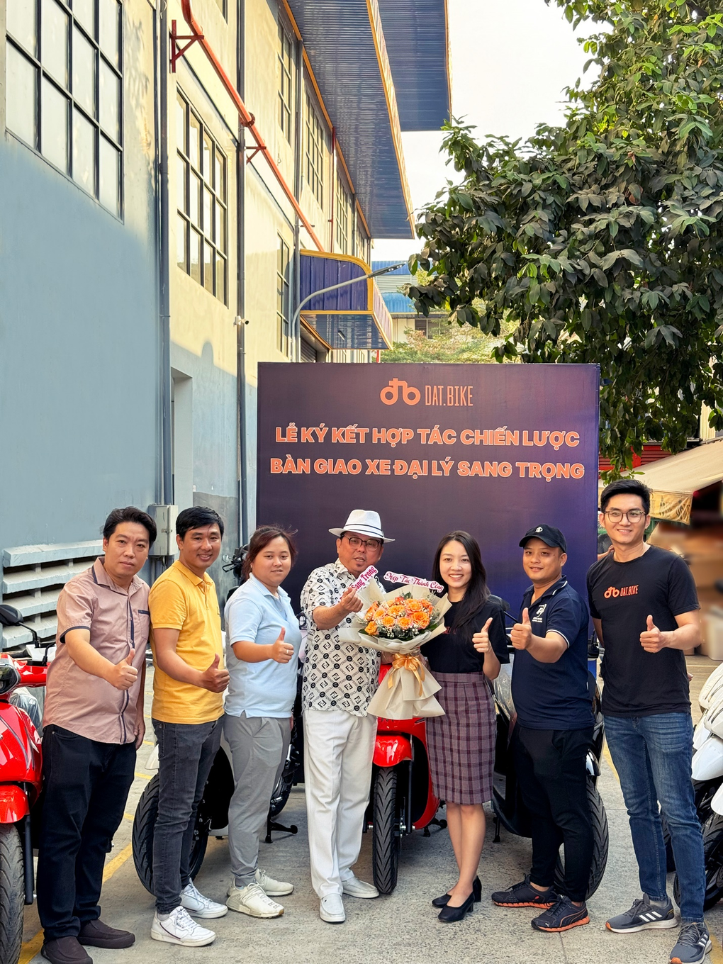 Dat Bike bàn giao 100 xe máy điện Quantum cho đại lý Sang Trọng - 3 Dat Bike bàn giao 100 xe máy điện Quantum cho đại lý Sang Trọng - 3