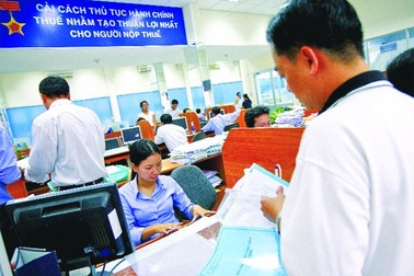 Công chức thuế được điều tra, khởi tố: Lo "vừa đá bóng vừa thổi còi"