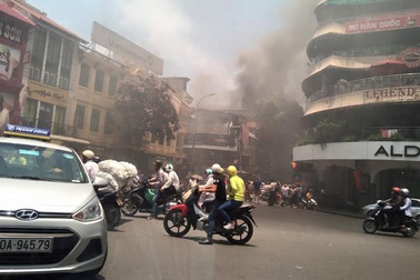 Khói đen nghi ngút tại khu phố gần Hồ Gươm