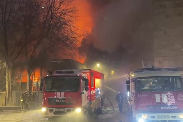 Lửa bao trùm tòa nhà gần Điện Kremlin