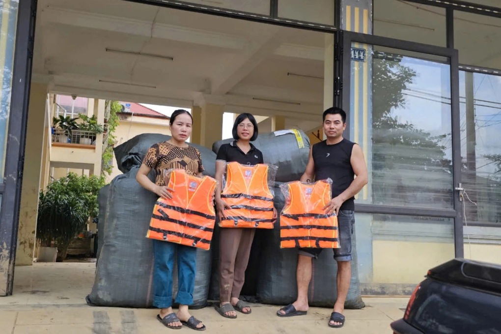 Người Yên Bái gom áo phao tặng đồng bào miền Trung: Món quà nặng ân tình - 1 Người Yên Bái gom áo phao tặng đồng bào miền Trung: Món quà nặng ân tình - 1